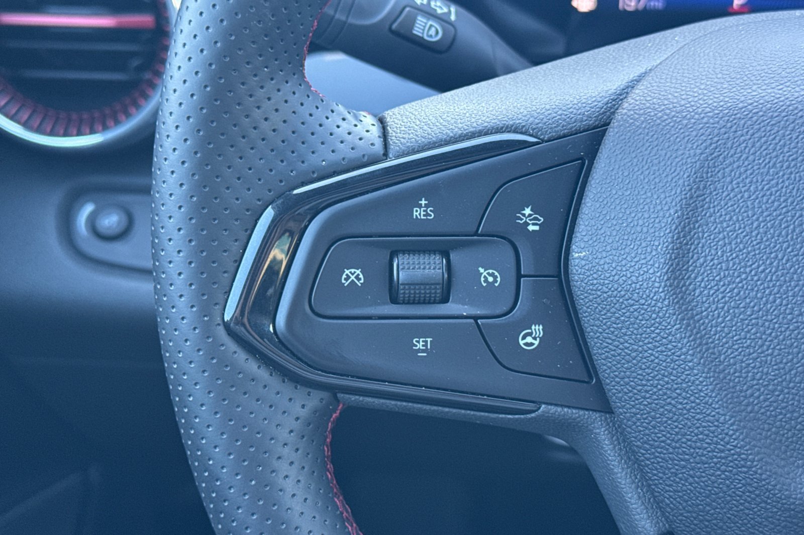 Used 2026 Chevrolet Trax RS w/ Sunroof Package FWD image 37
