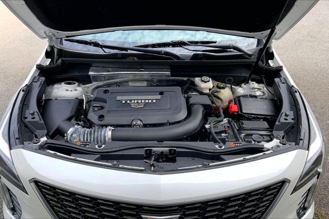 Used 2023 Cadillac XT4 Luxury w/ Cold Weather Package AWD/4WD image 9
