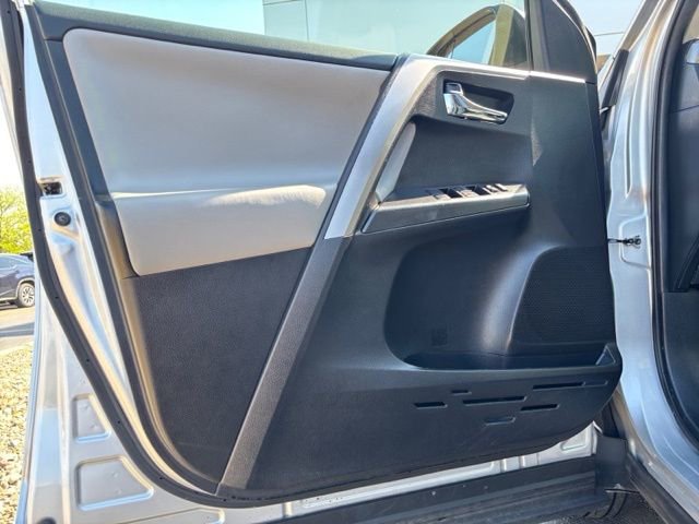 Used 2016 Toyota RAV4 XLE AWD/4WD image 10