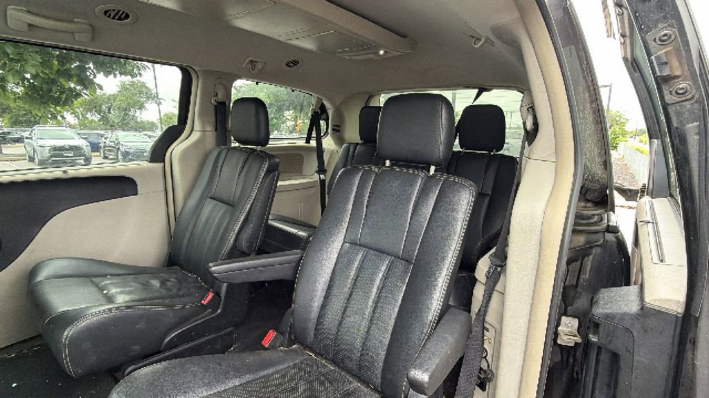Used 2014 Chrysler Town & Country Touring-L w/ Driver Convenience Group FWD image 15