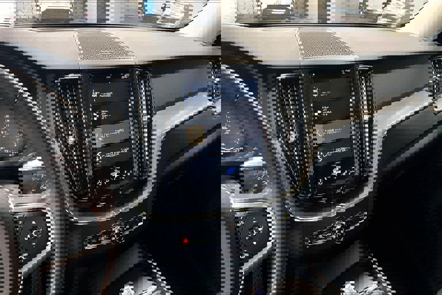 Used 2019 Volvo XC60 T8 Momentum w/ Advanced Package image 6