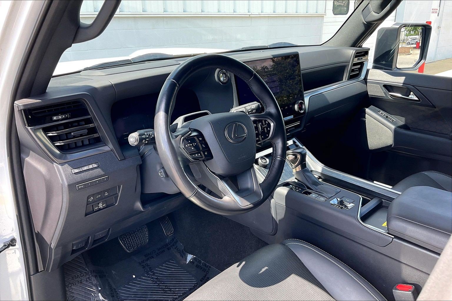 Used 2025 Lexus GX 550 w/ Accessory Package (2T) AWD/4WD image 18