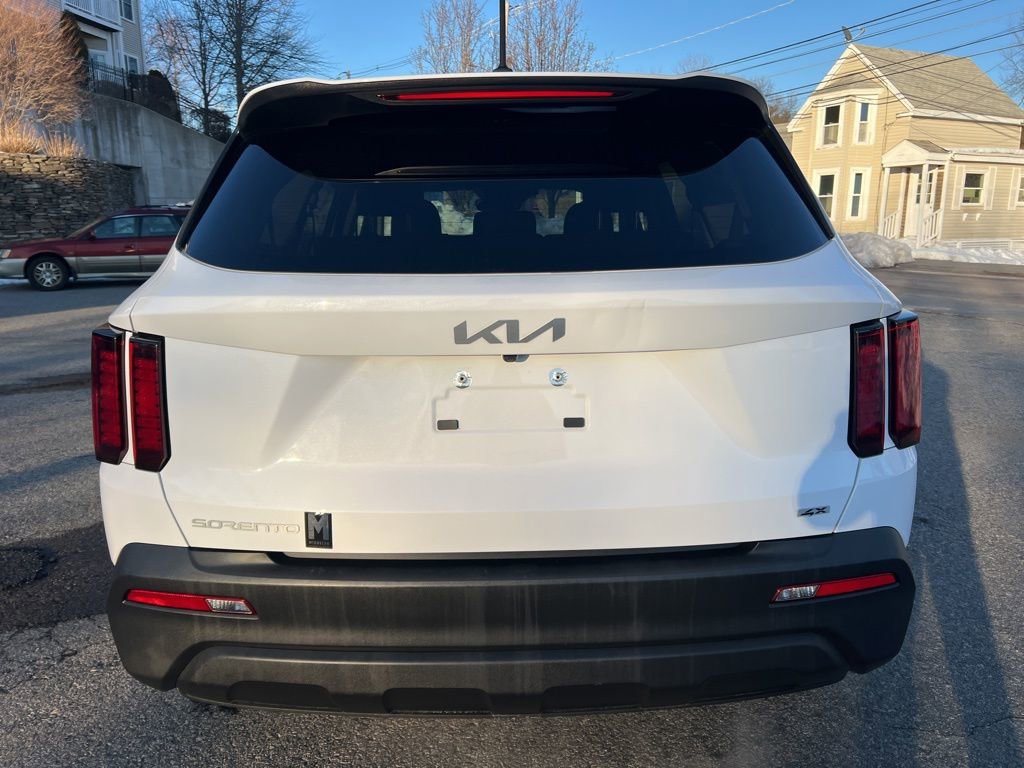 Used 2023 Kia Sorento LX image 4