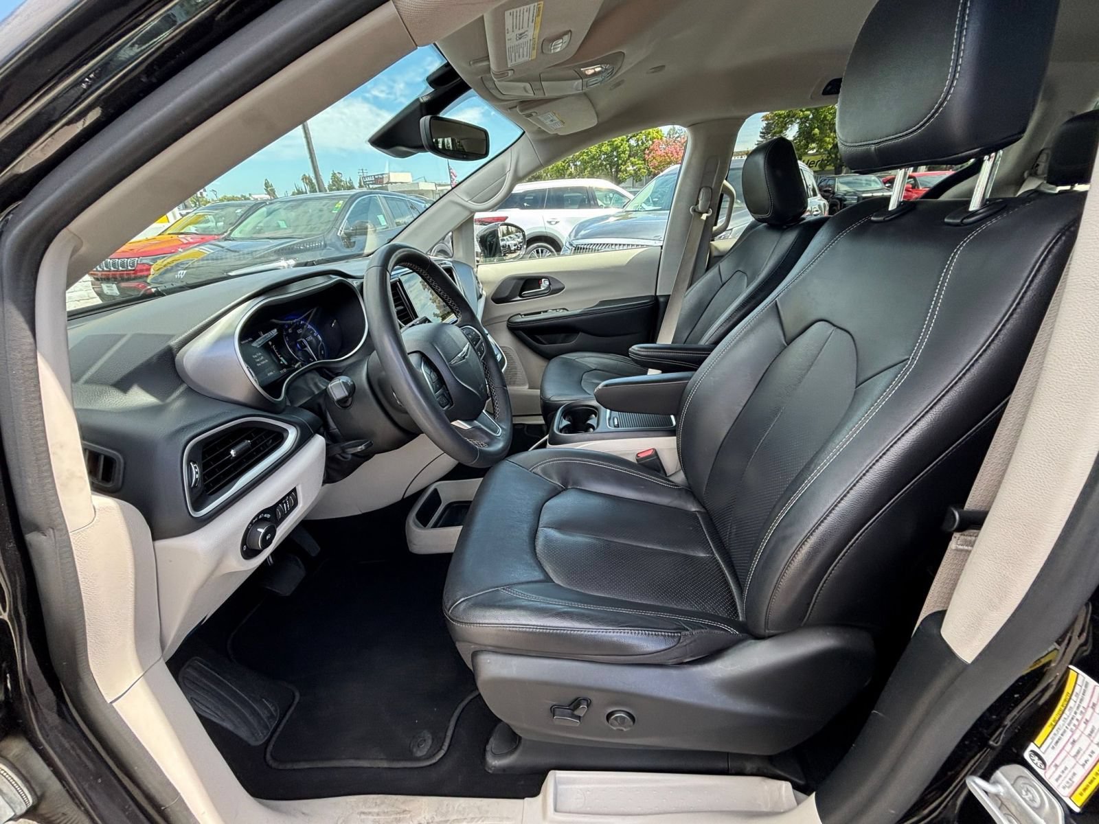Used 2022 Chrysler Pacifica Touring-L FWD image 28