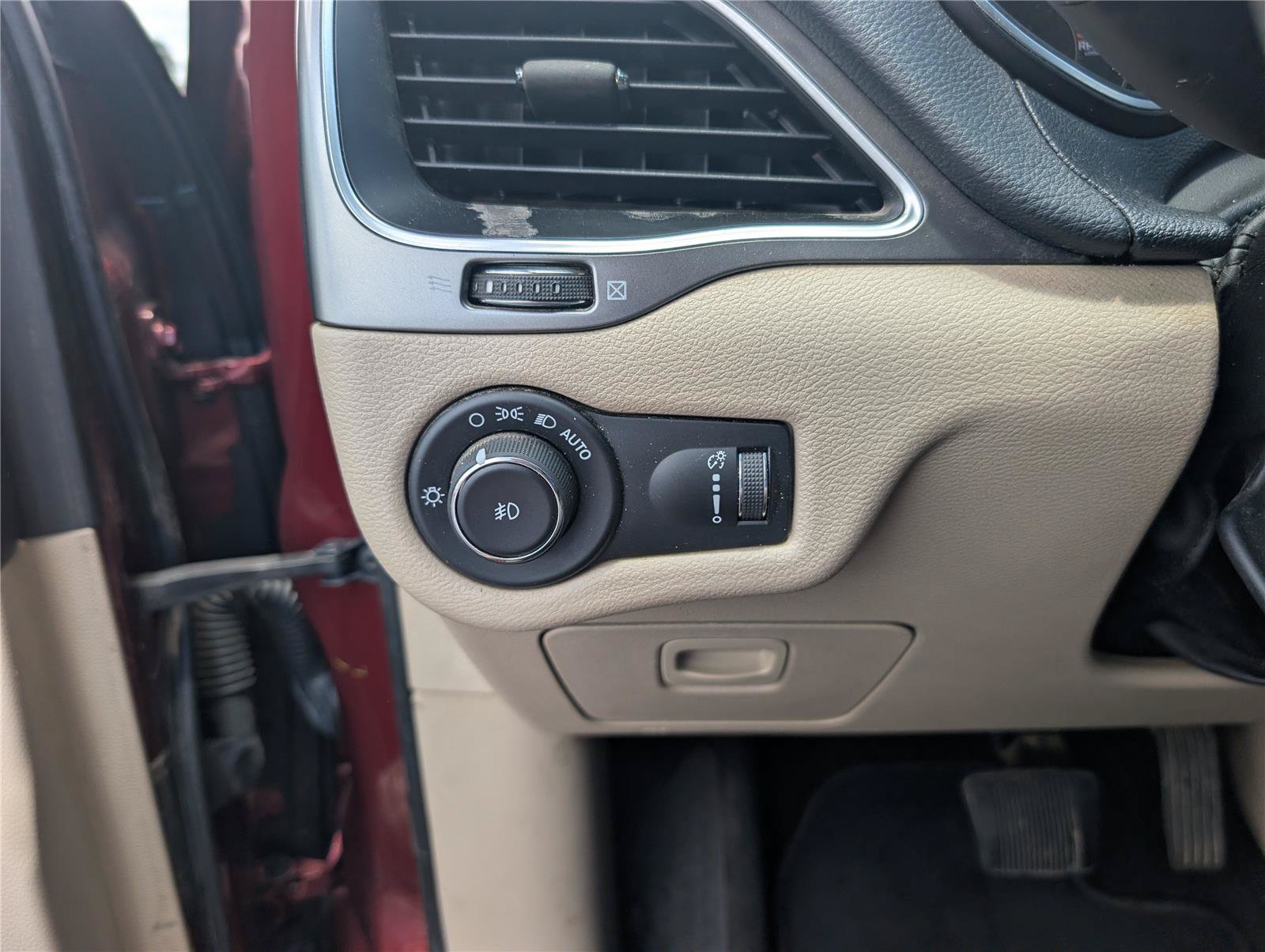 Used 2019 Jeep Cherokee Latitude w/ Popular Appearance Group FWD image 25
