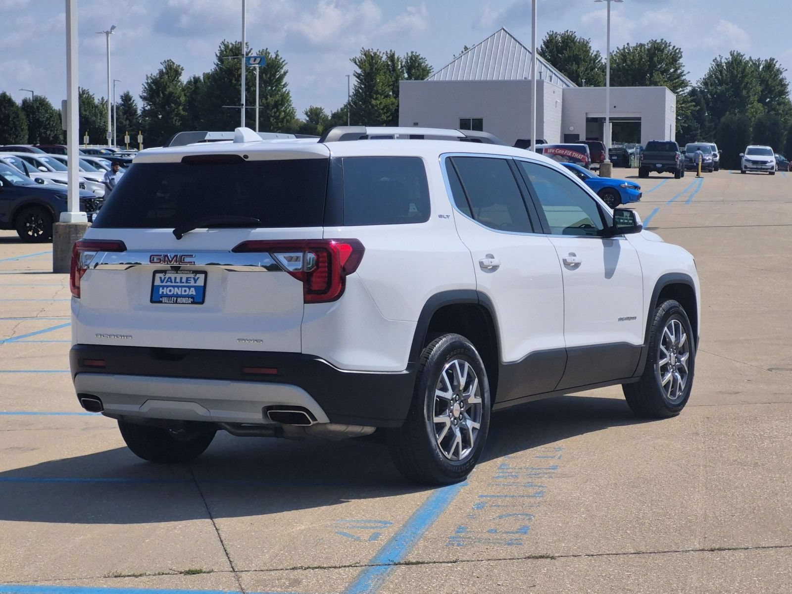 Used 2023 GMC Acadia SLT w/ Preferred Package AWD/4WD image 6