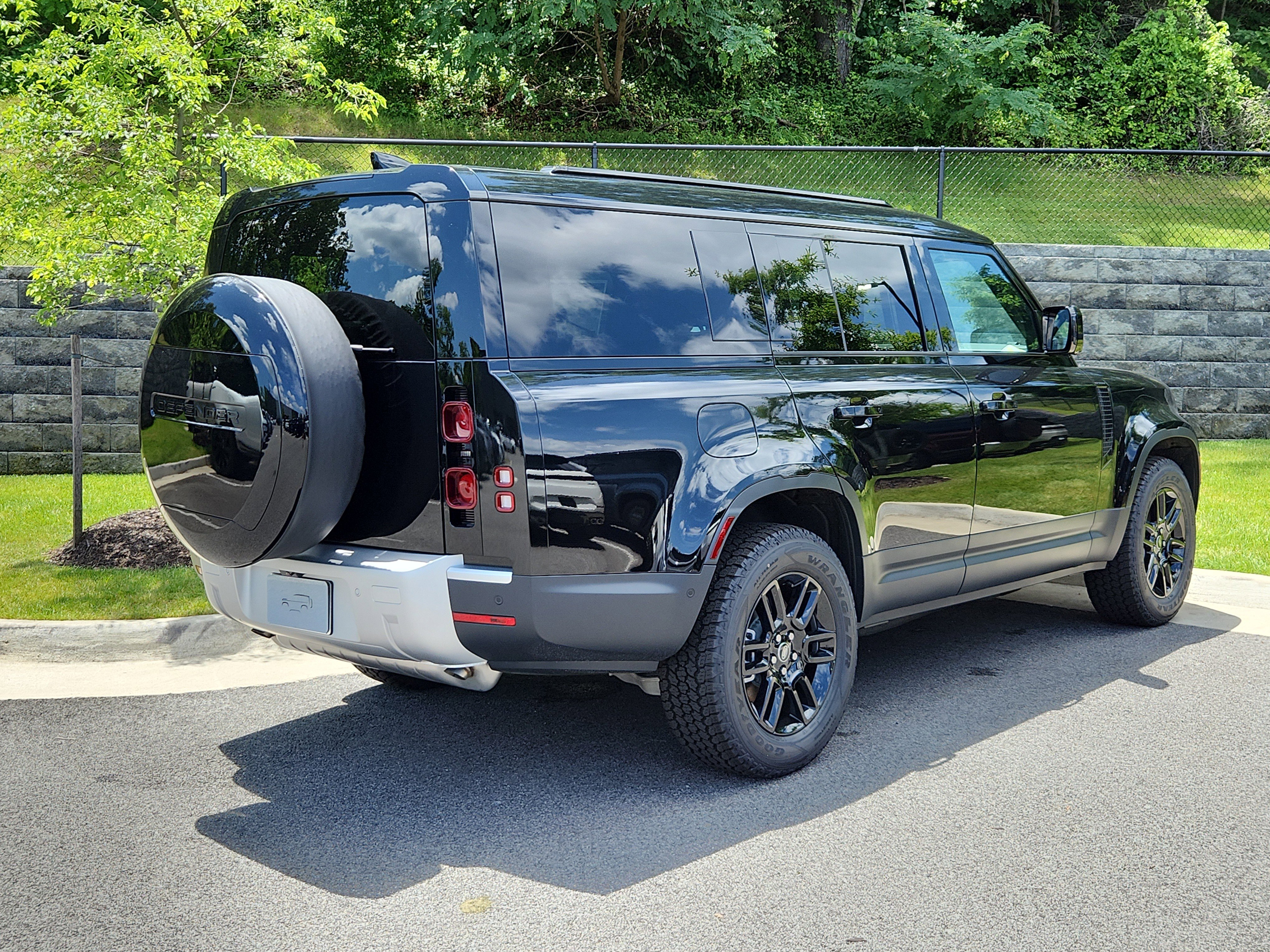 Used 2025 Land Rover Defender 130 S video 2