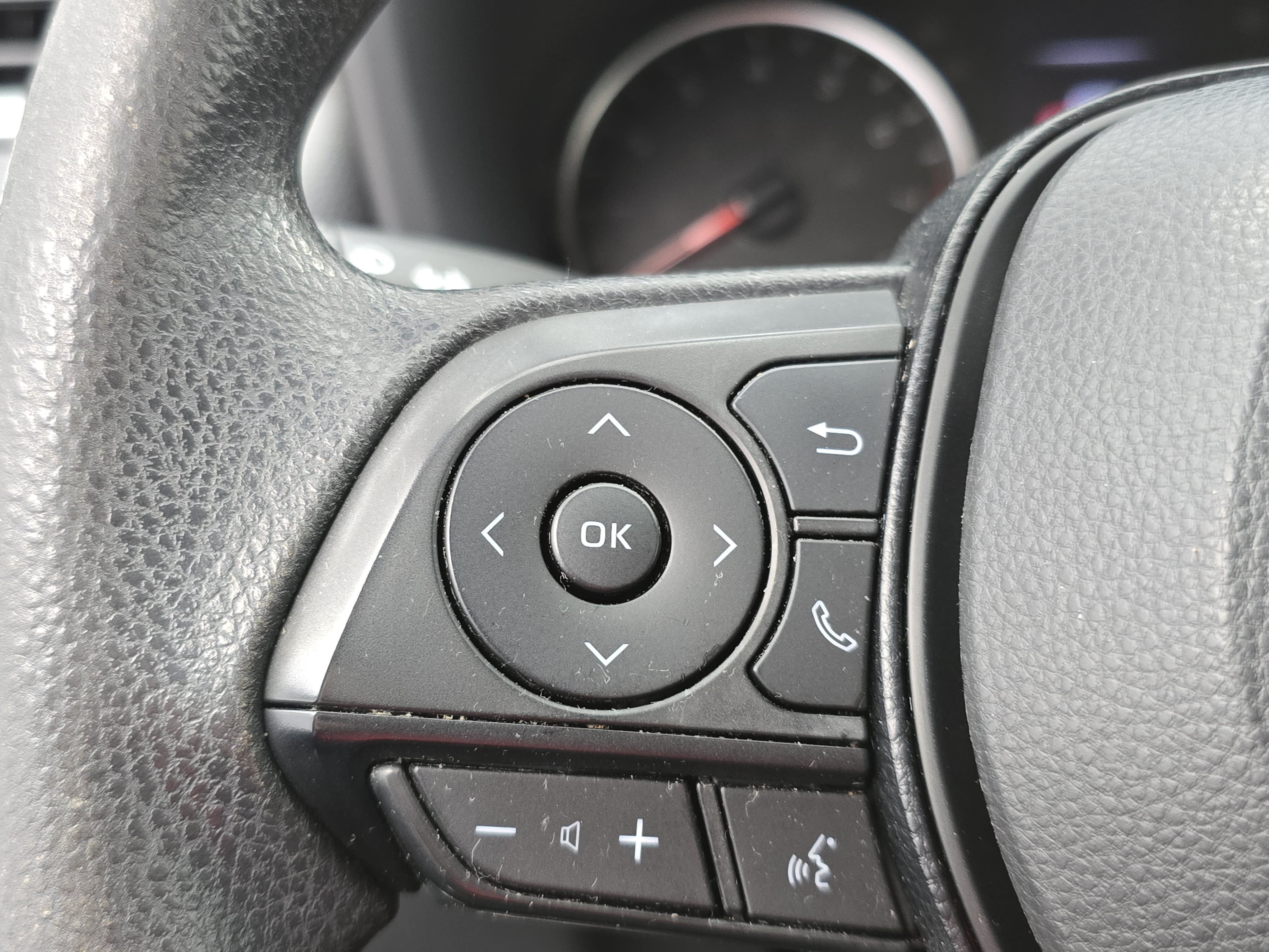 Used 2019 Toyota RAV4 LE FWD image 16