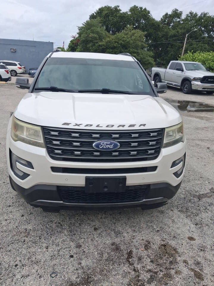 Used 2017 Ford Explorer XLT w/ Equipment Group 202A FWD image 1