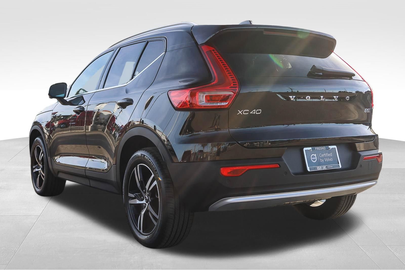 Used 2025 Volvo XC40 B5 Core image 8