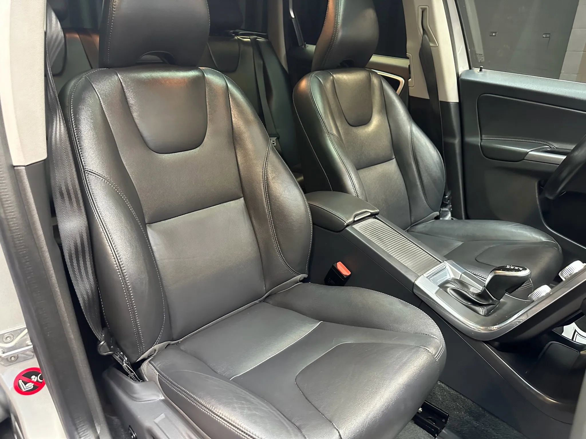 Used 2016 Volvo XC60 T6 w/ Proximity Package image 33