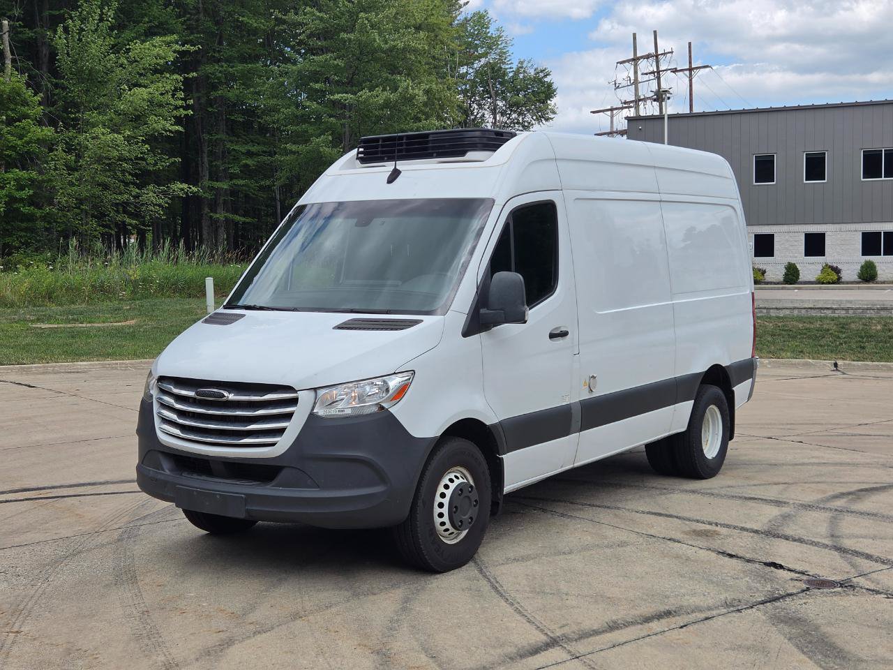 Used 2019 Freightliner Sprinter 144 RWD image 1