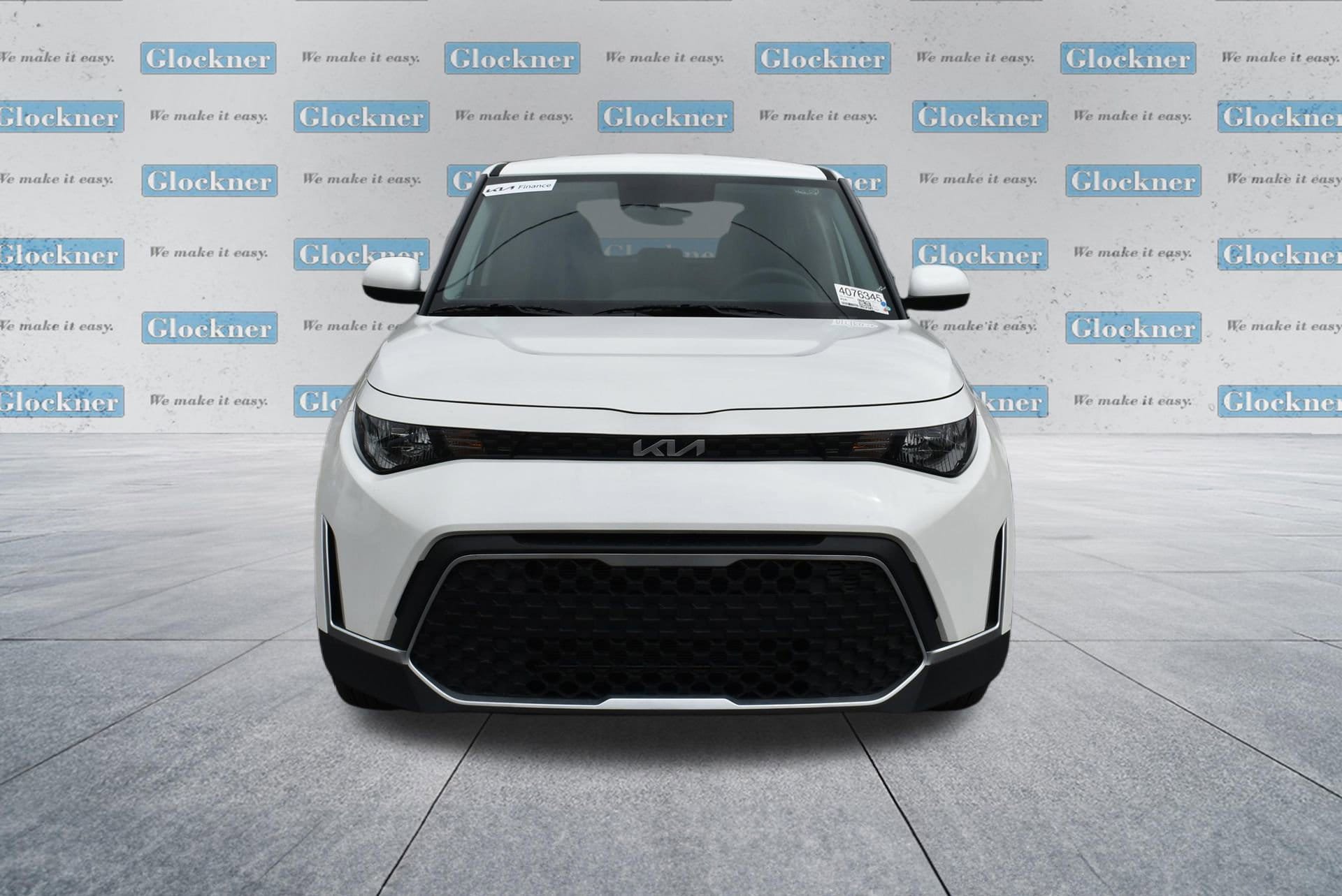 Used 2025 Kia Soul LX FWD image 2