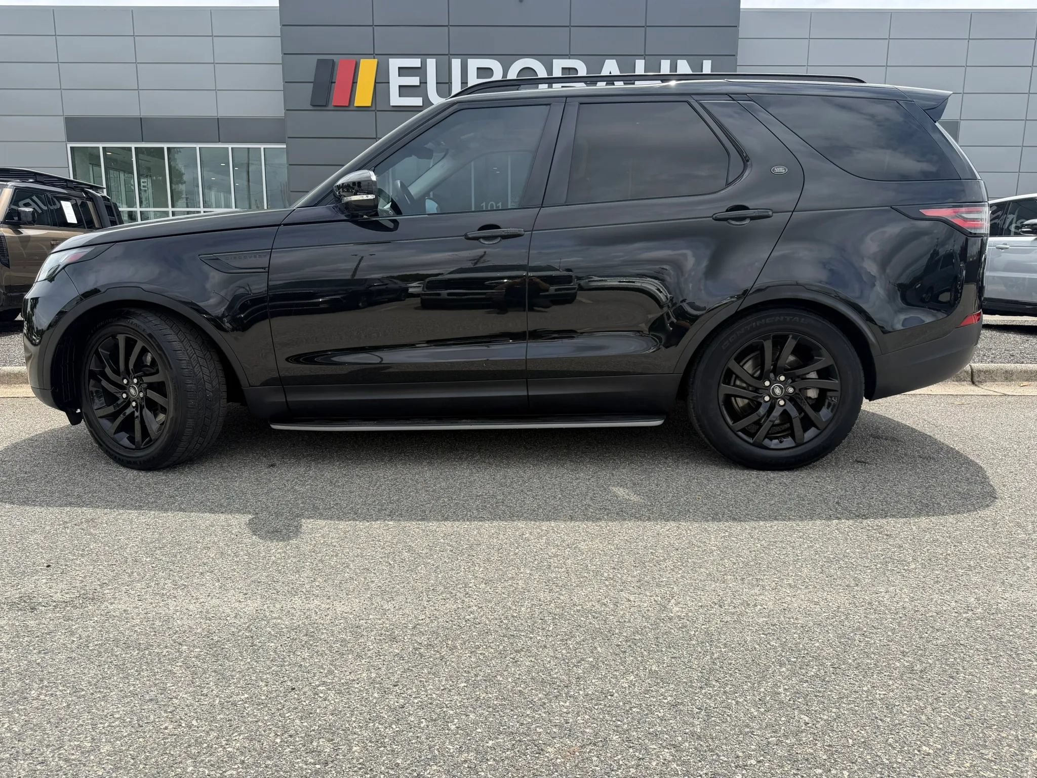 Used 2017 Land Rover Discovery HSE Luxury AWD/4WD image 2