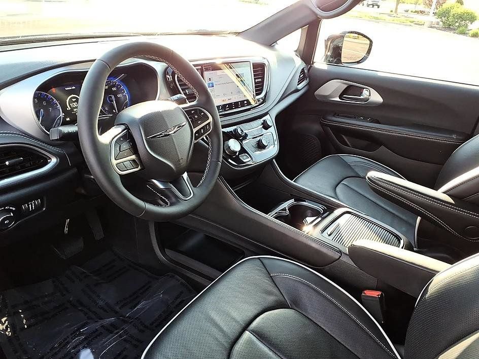 Used 2026 Chrysler Pacifica Limited FWD image 13
