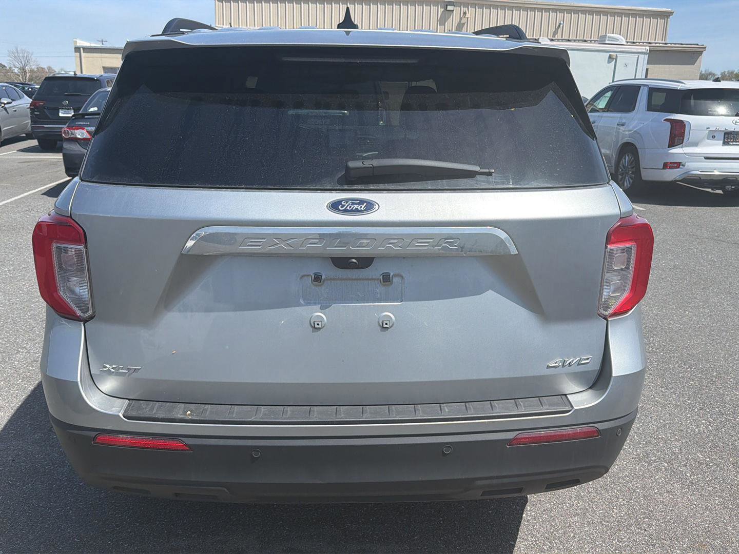 Used 2023 Ford Explorer XLT image 3