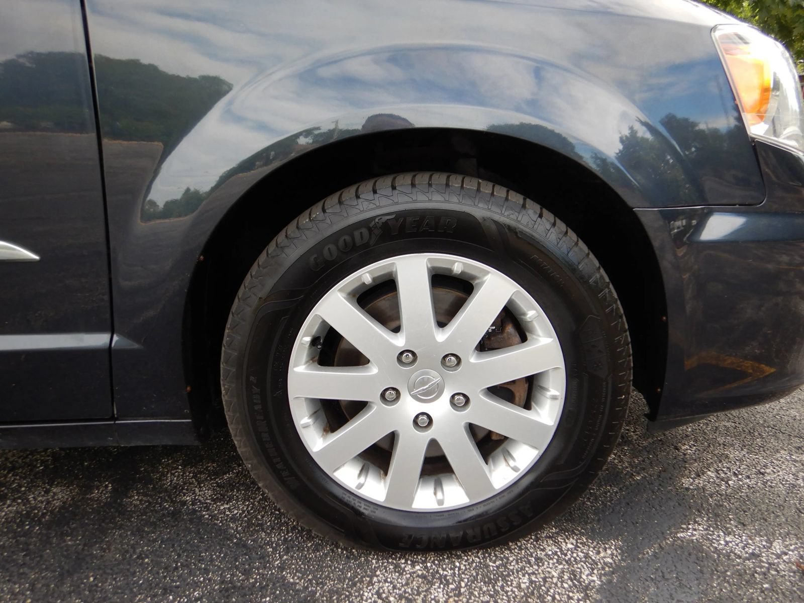 Used 2014 Chrysler Town & Country Touring FWD image 25
