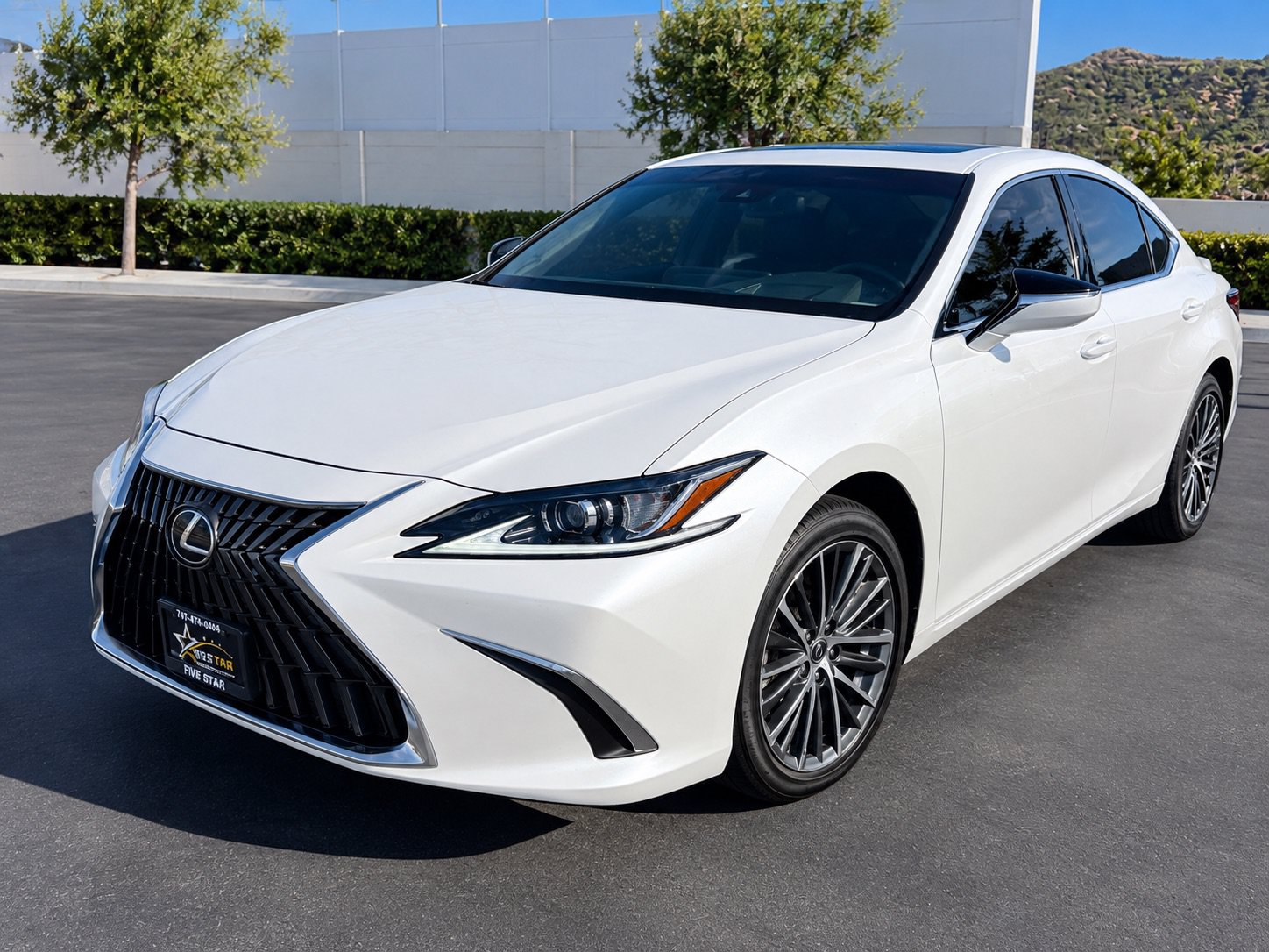 Used 2024 Lexus ES 300h w/ Premium Package FWD image 3