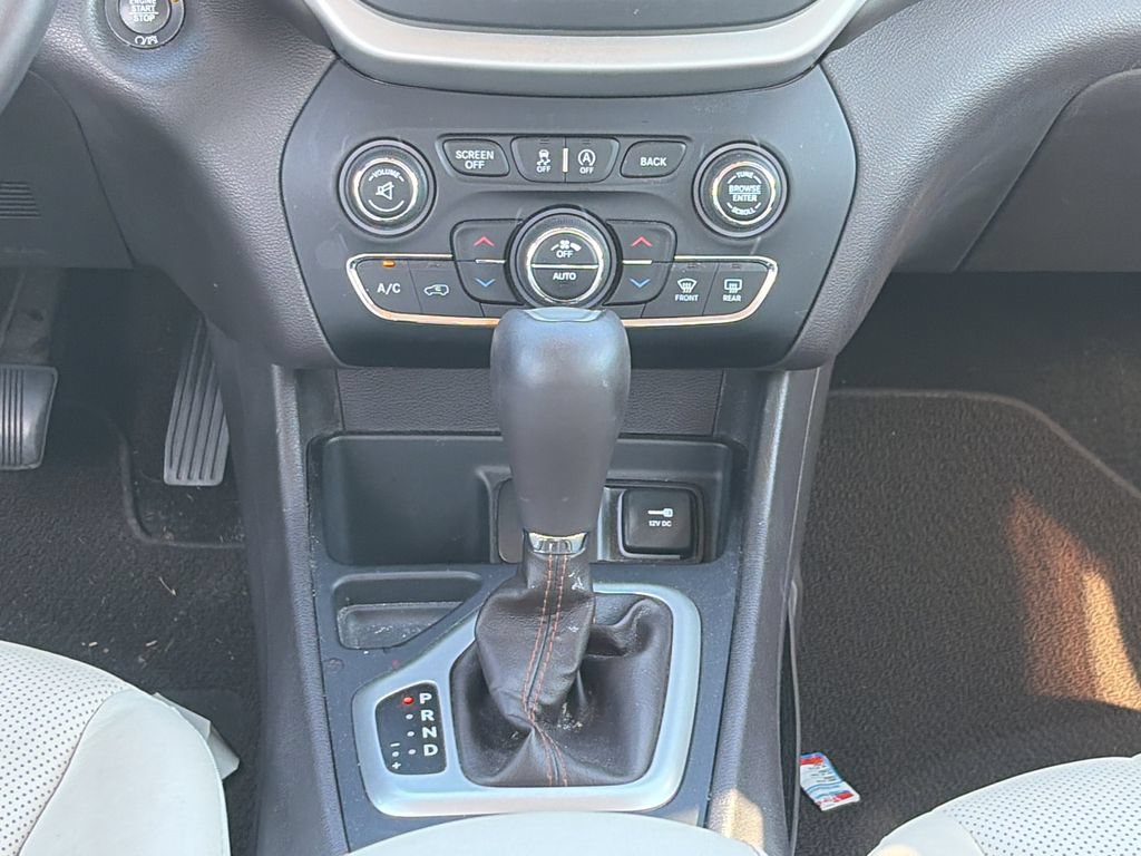 Used 2017 Jeep Cherokee Overland w/ Technology Group FWD image 15