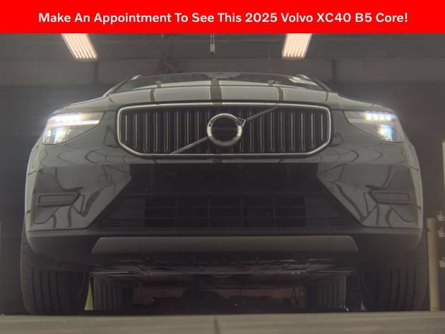 Used 2025 Volvo XC40 B5 Core AWD/4WD image 2