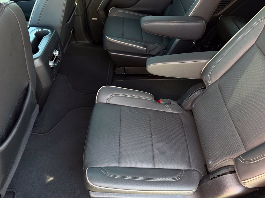 Used 2024 GMC Yukon SLT w/ SLT Luxury Package RWD image 12