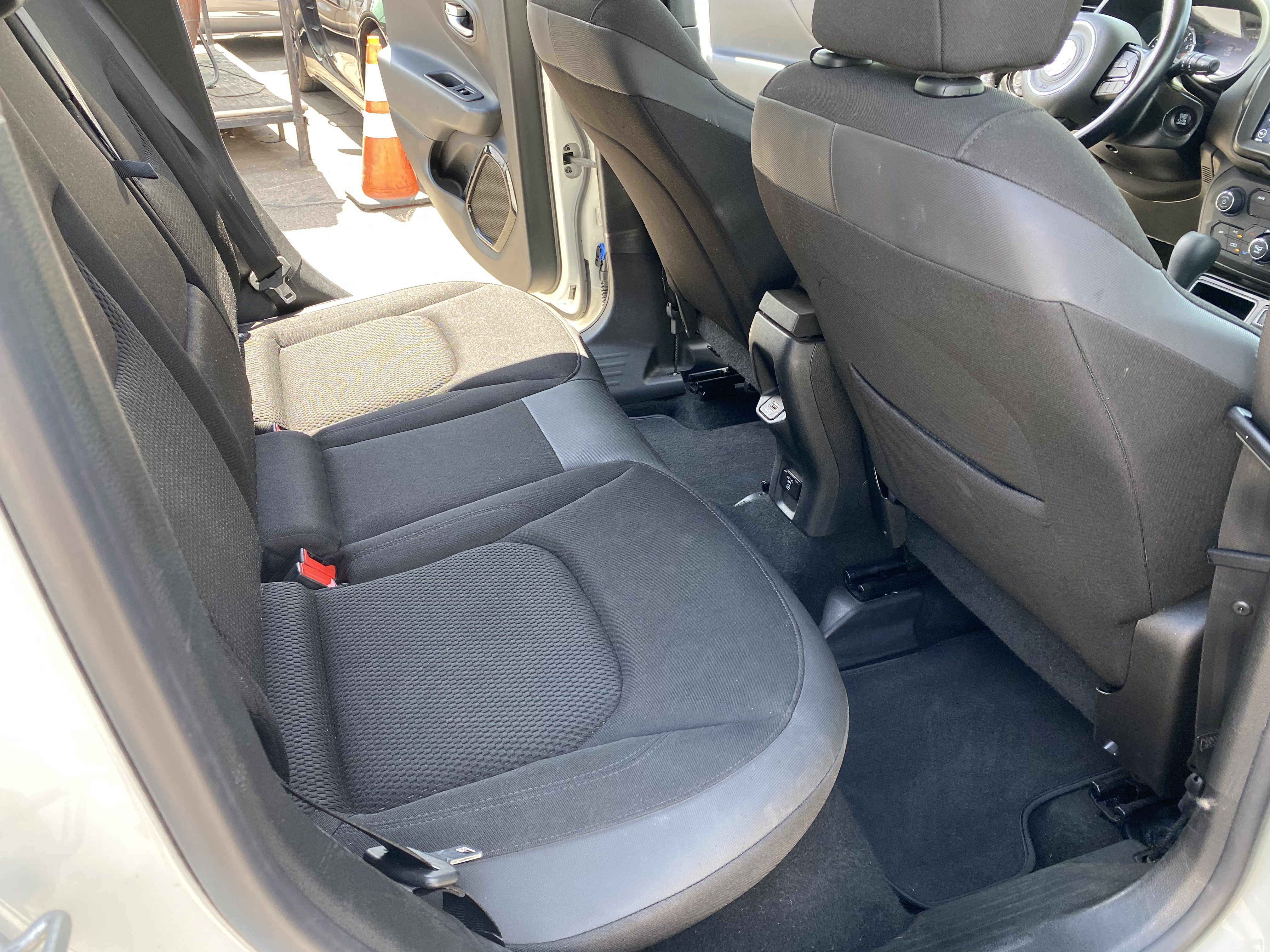 Used 2018 Jeep Renegade Altitude w/ UConnect 8.4 Nav Group FWD image 17