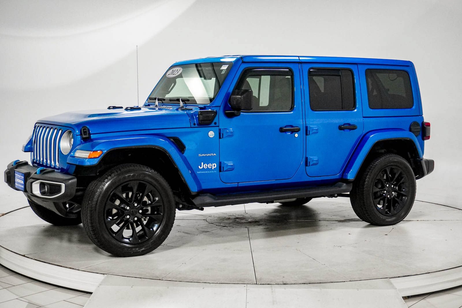 Used 2023 Jeep Wrangler Unlimited Sahara w/ Cold Weather Group AWD/4WD image 3