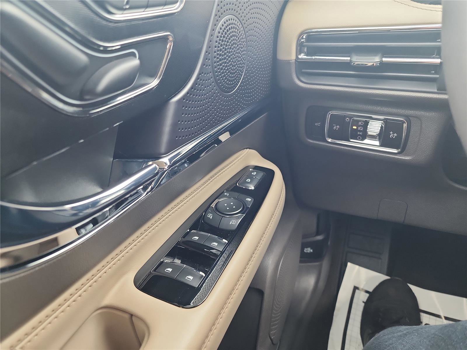 Used 2023 Lincoln Corsair FWD w/ Towing Package image 28