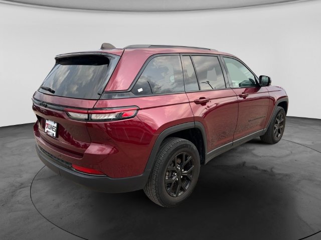 Used 2024 Jeep Grand Cherokee Altitude AWD/4WD image 8