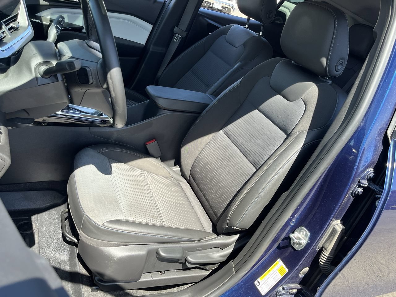 Used 2024 Chevrolet Trax LT w/ LT Convenience Package FWD image 17