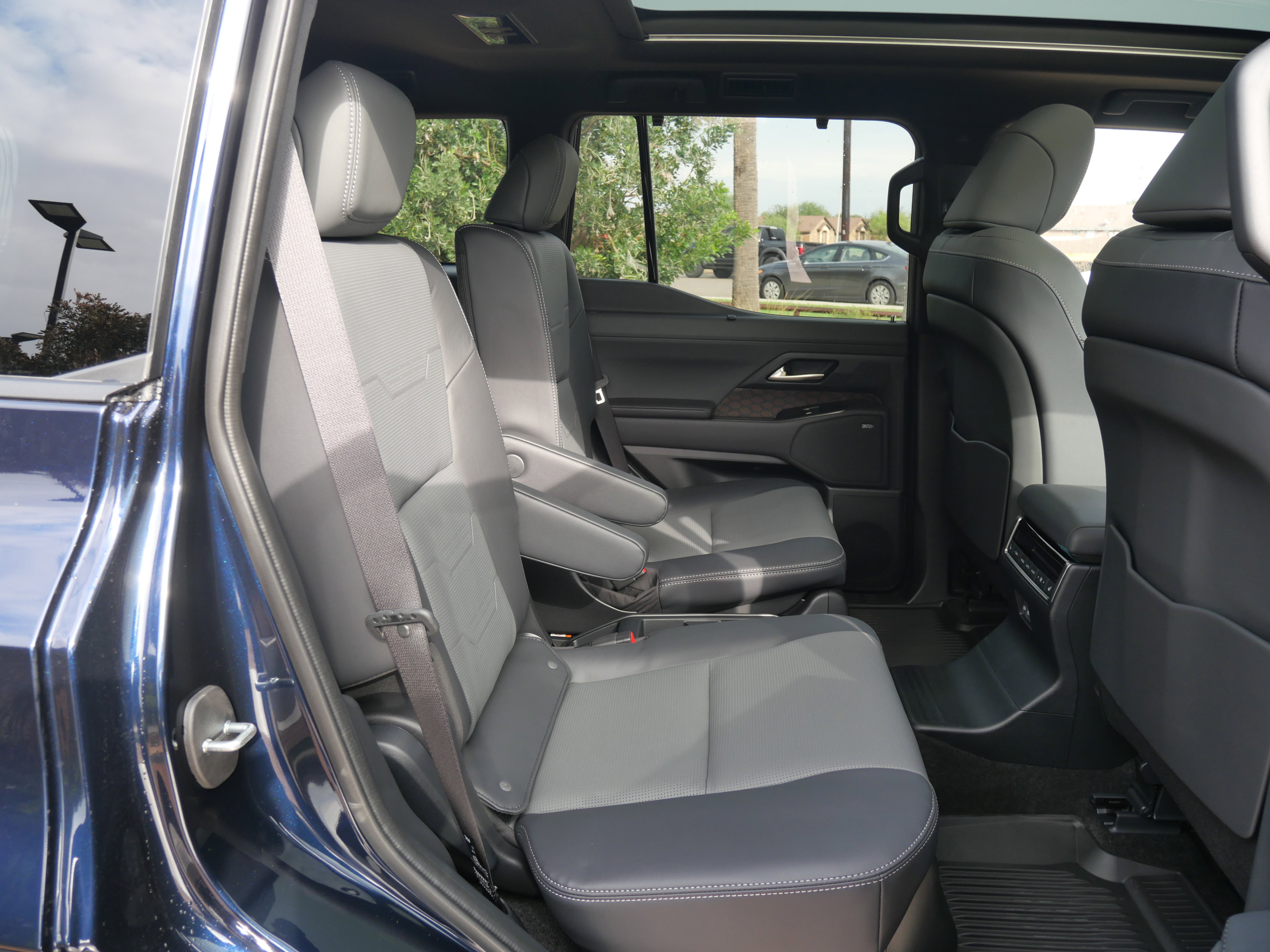 Used 2025 Lexus GX 550 w/ Accessory Package (2T) image 11