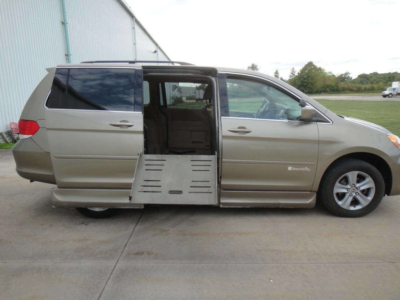 Used 2010 Honda Odyssey Touring image 3
