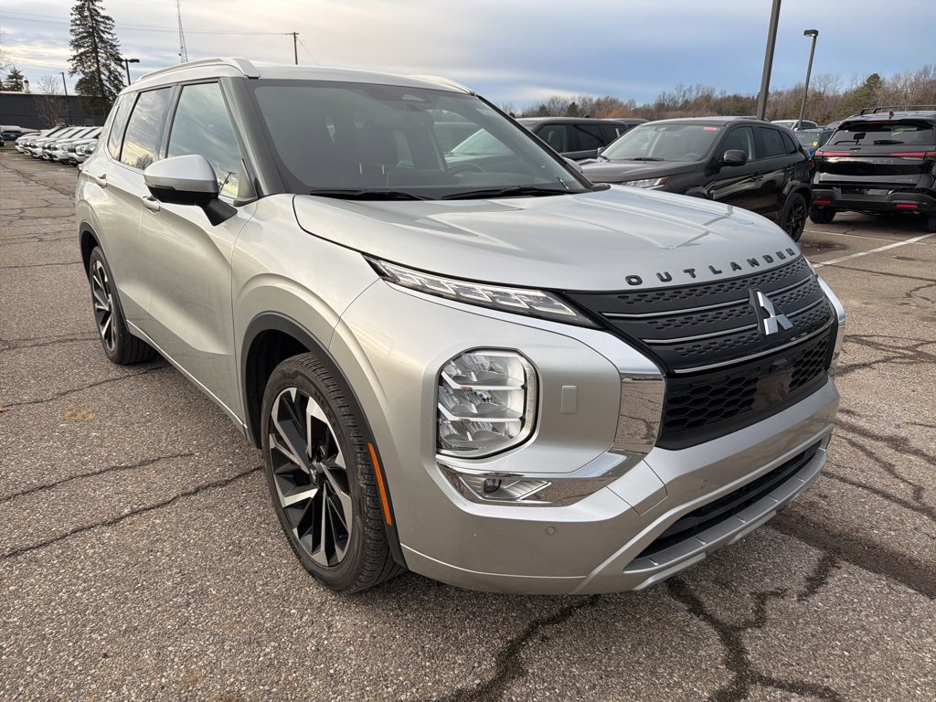 Used 2022 Mitsubishi Outlander SEL image 3
