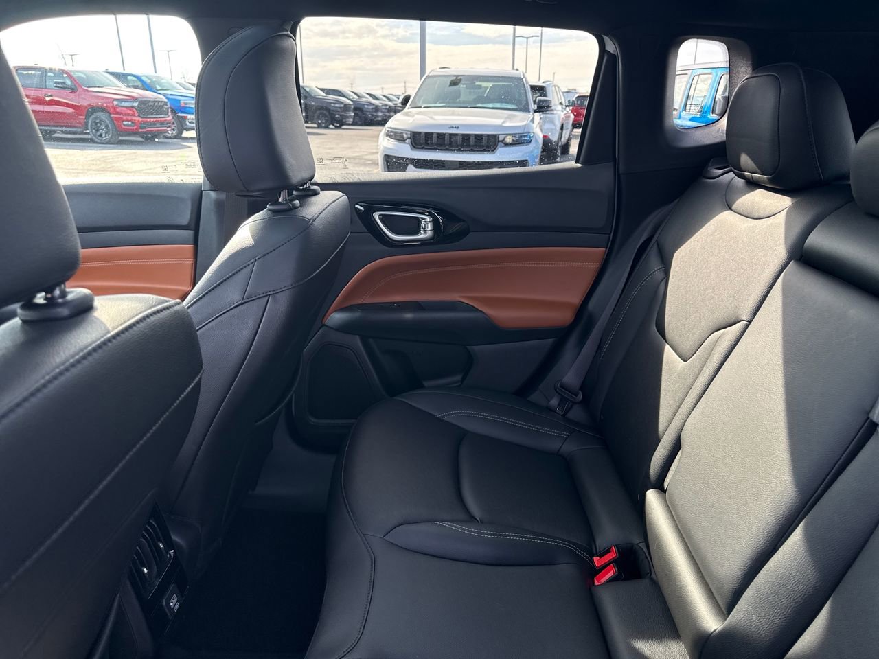 Used 2025 Jeep Compass Limited w/ Sun & Sound Group image 12