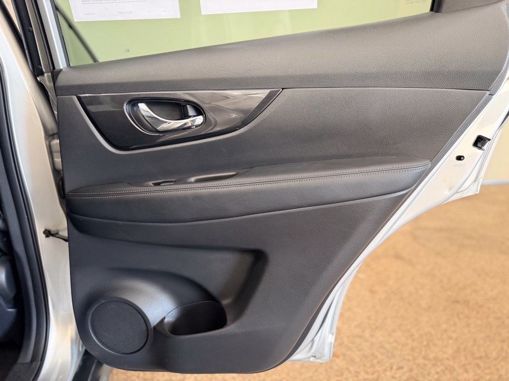 Used 2018 Nissan Rogue SV AWD/4WD image 20