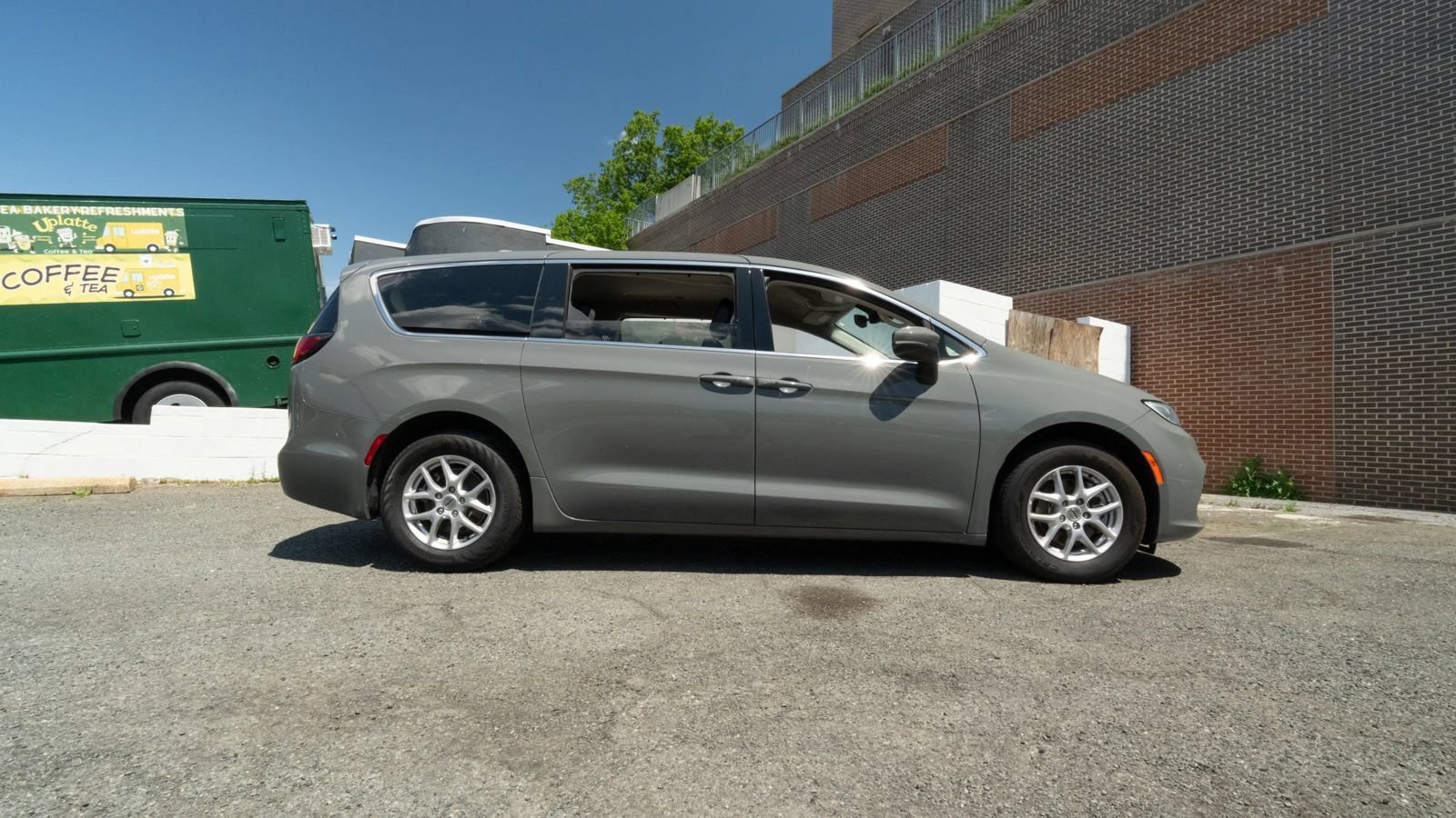 Used 2023 Chrysler Pacifica Touring-L FWD image 2