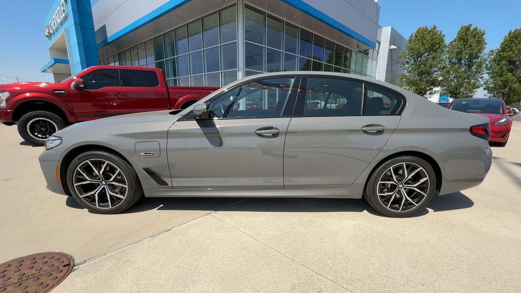 Used 2022 BMW 530e xDrive w/ Premium Package AWD/4WD image 5