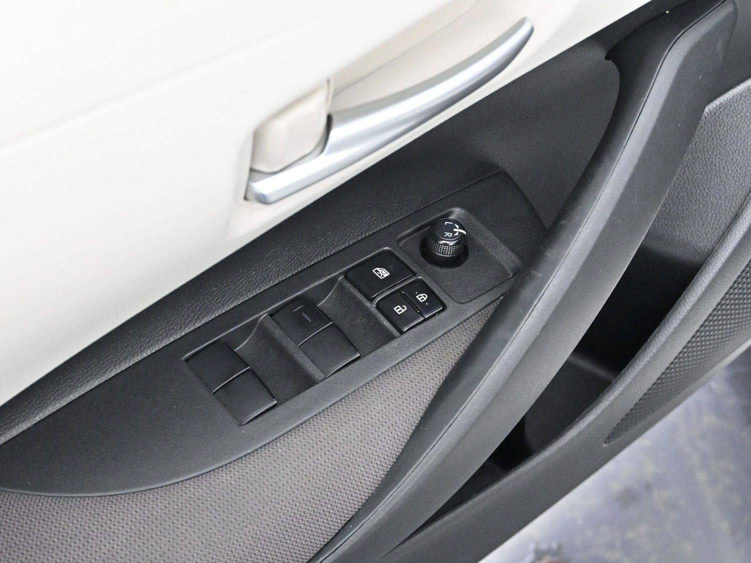 Used 2021 Toyota Corolla LE image 10