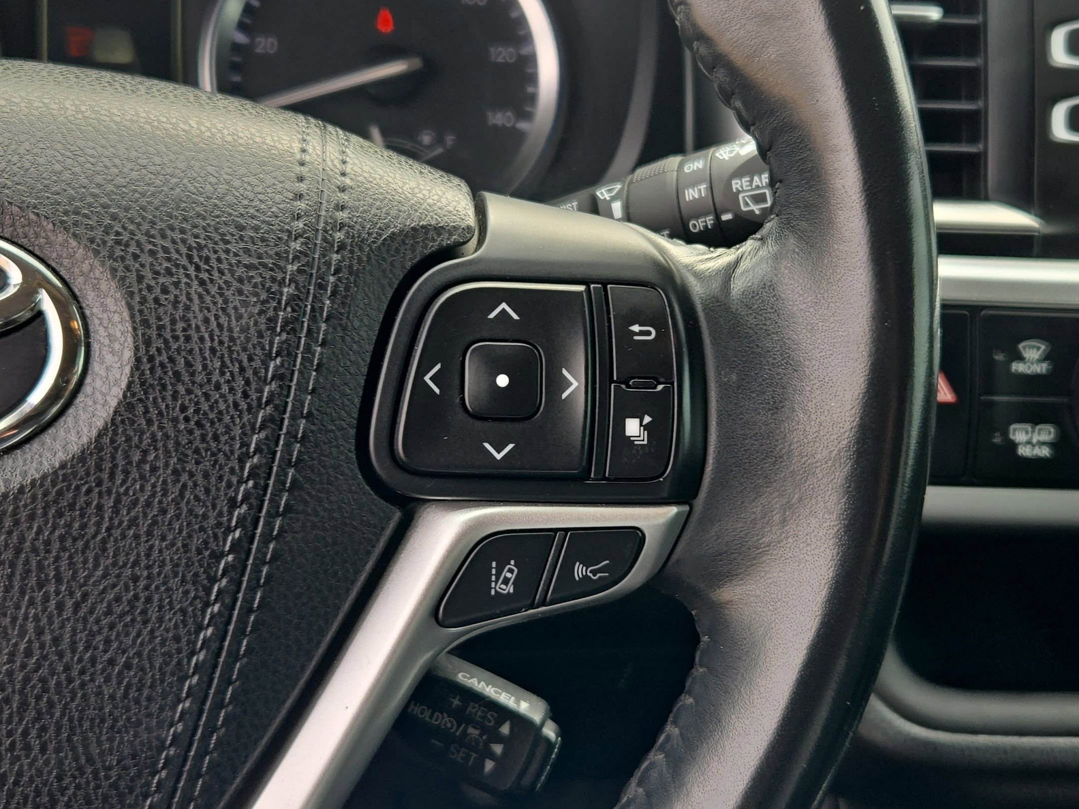 Used 2018 Toyota Highlander SE image 22