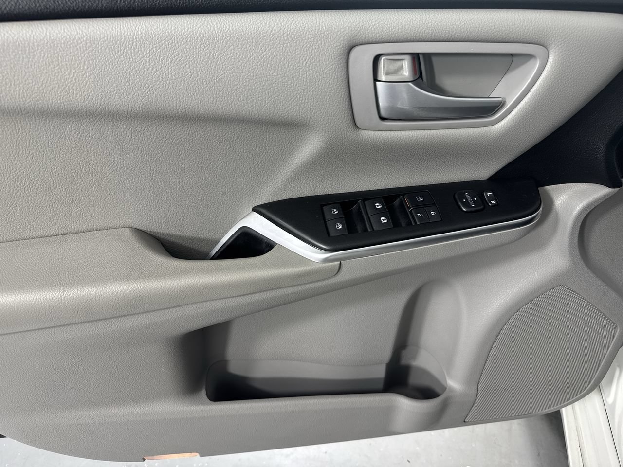 Used 2017 Toyota Camry SE FWD image 25