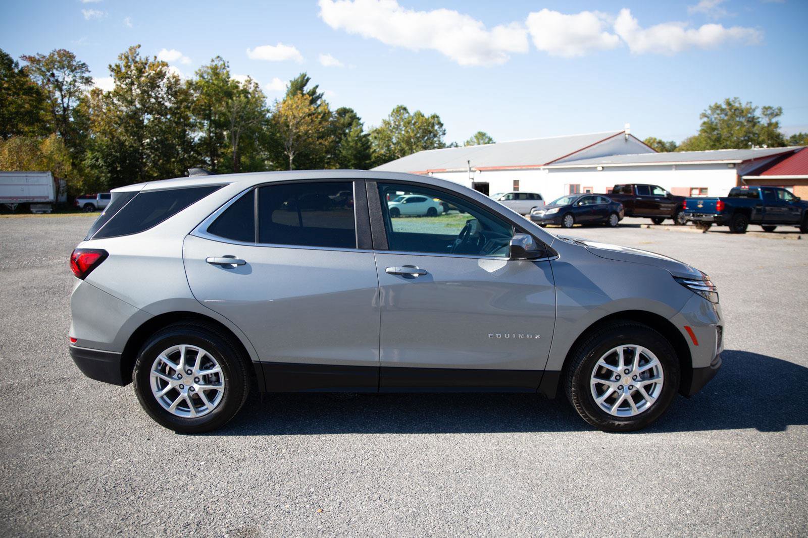 Used 2024 Chevrolet Equinox LT image 2