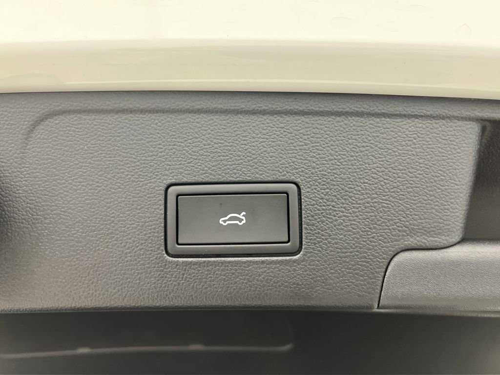 Certified 2025 Volkswagen Atlas Cross Sport SE w/ Panoramic Sunroof Package image 15