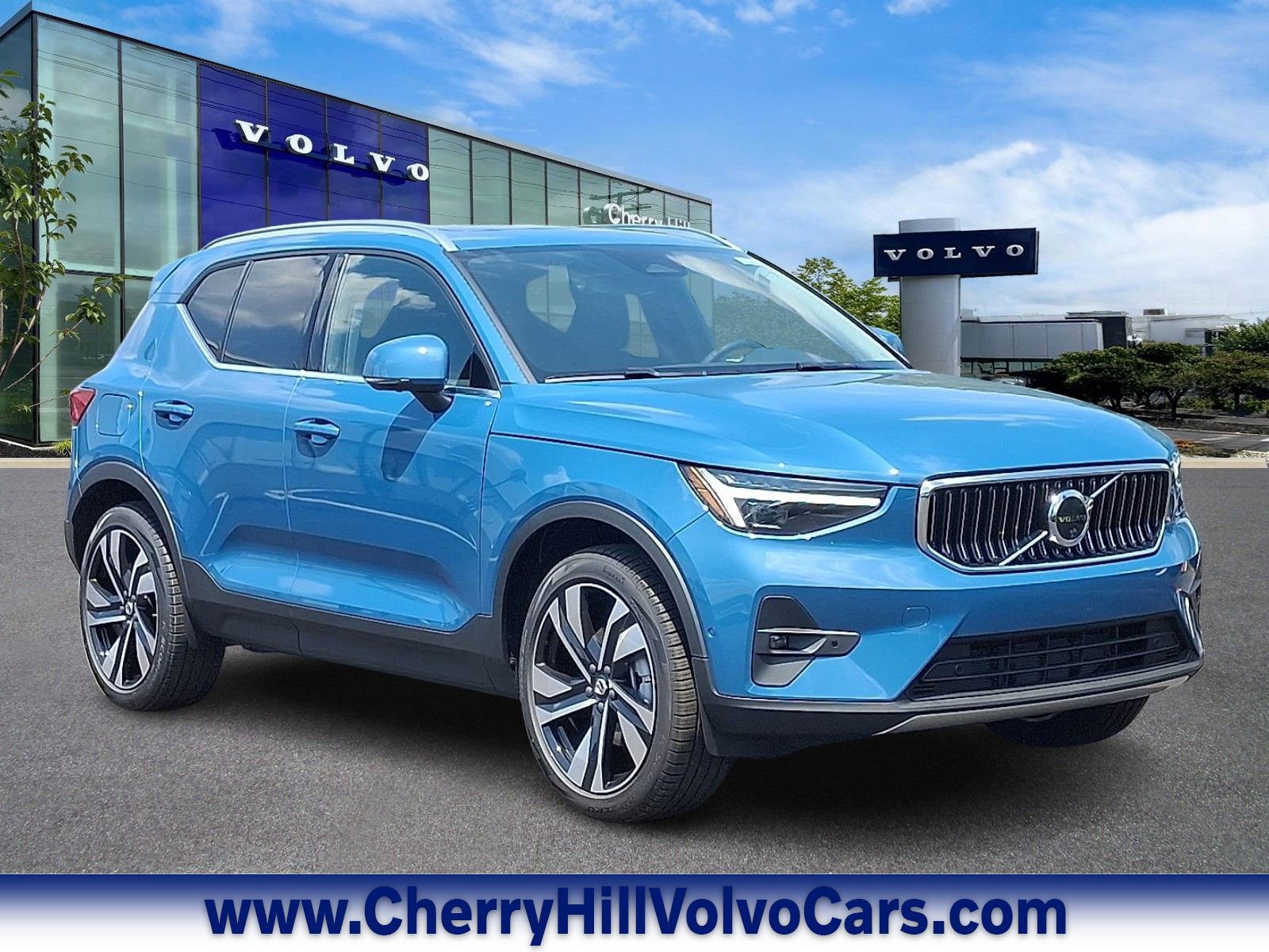 New 2025 Volvo XC40 B5 Ultra w/ Protection Package Premier