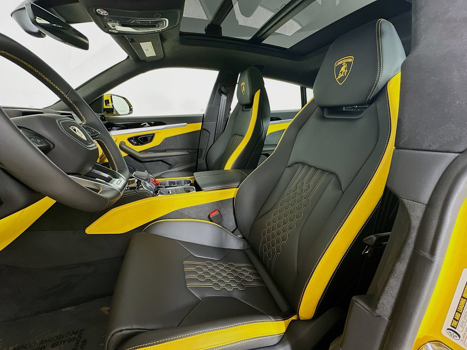 Used 2025 Lamborghini Urus SE AWD/4WD image 27