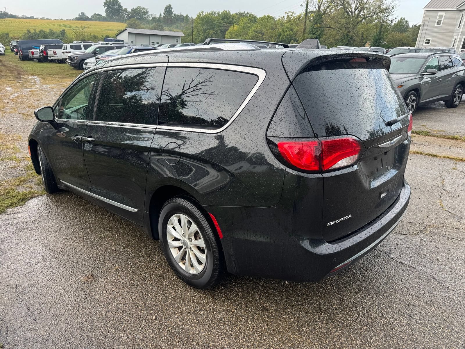 Used 2018 Chrysler Pacifica Touring-L FWD image 4