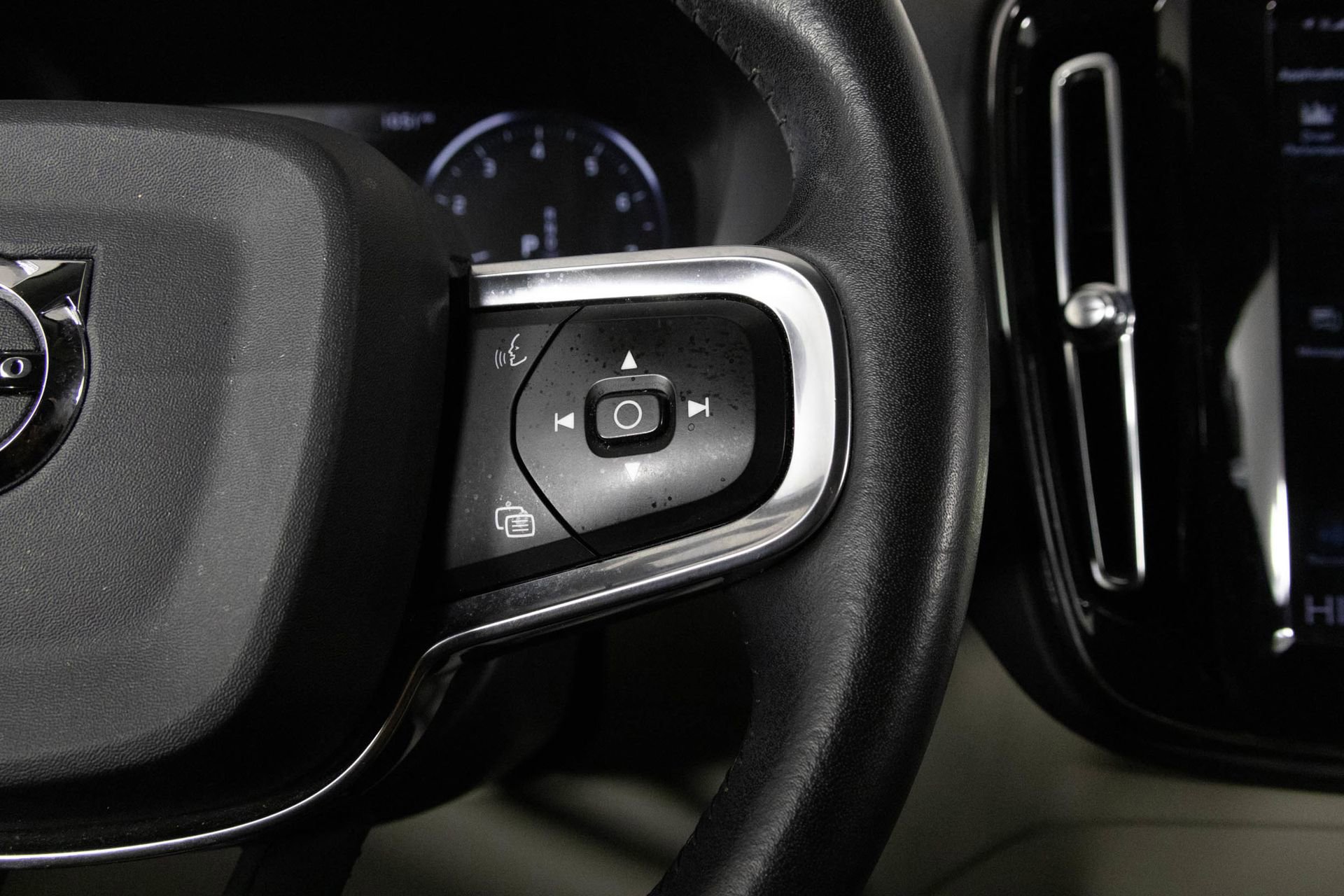 Used 2021 Volvo XC40 T5 Momentum w/ Protection Package Premier image 29