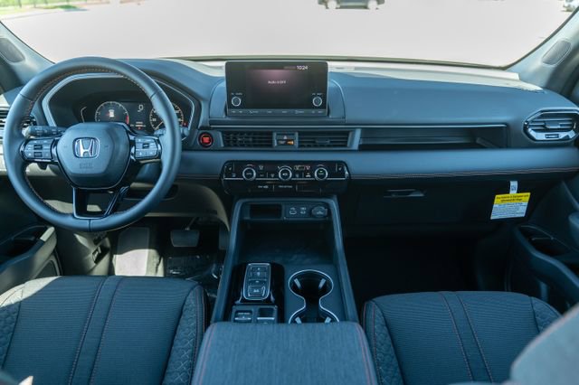 Used 2025 Honda Pilot Sport image 15