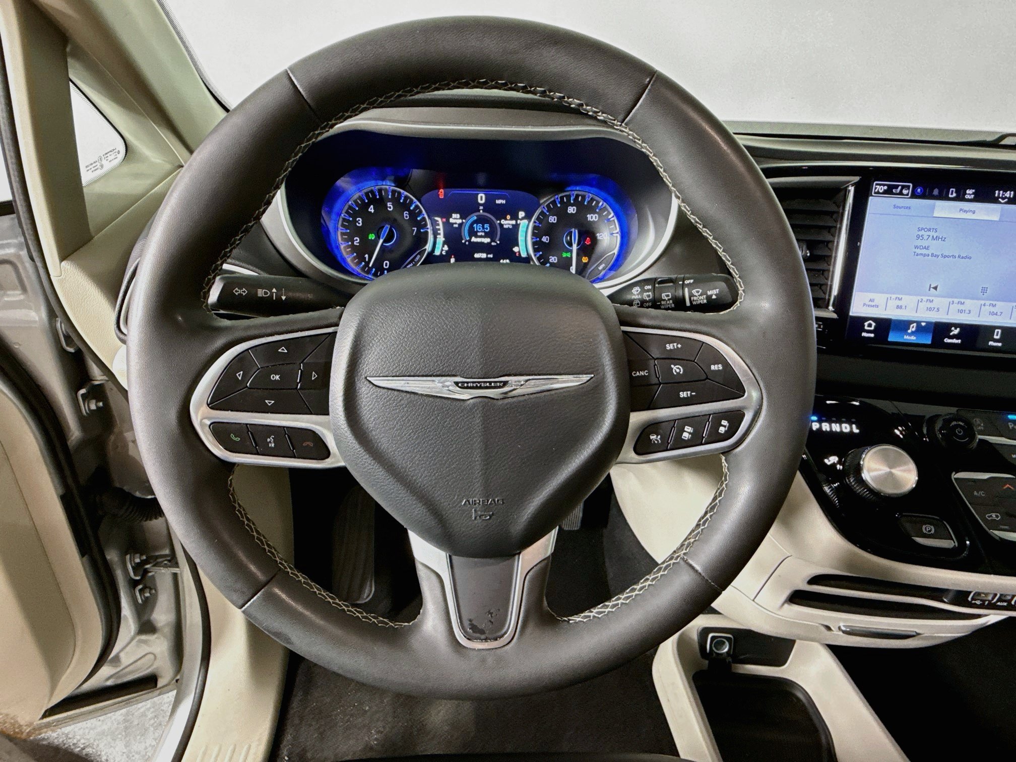Used 2024 Chrysler Pacifica Touring-L FWD image 11