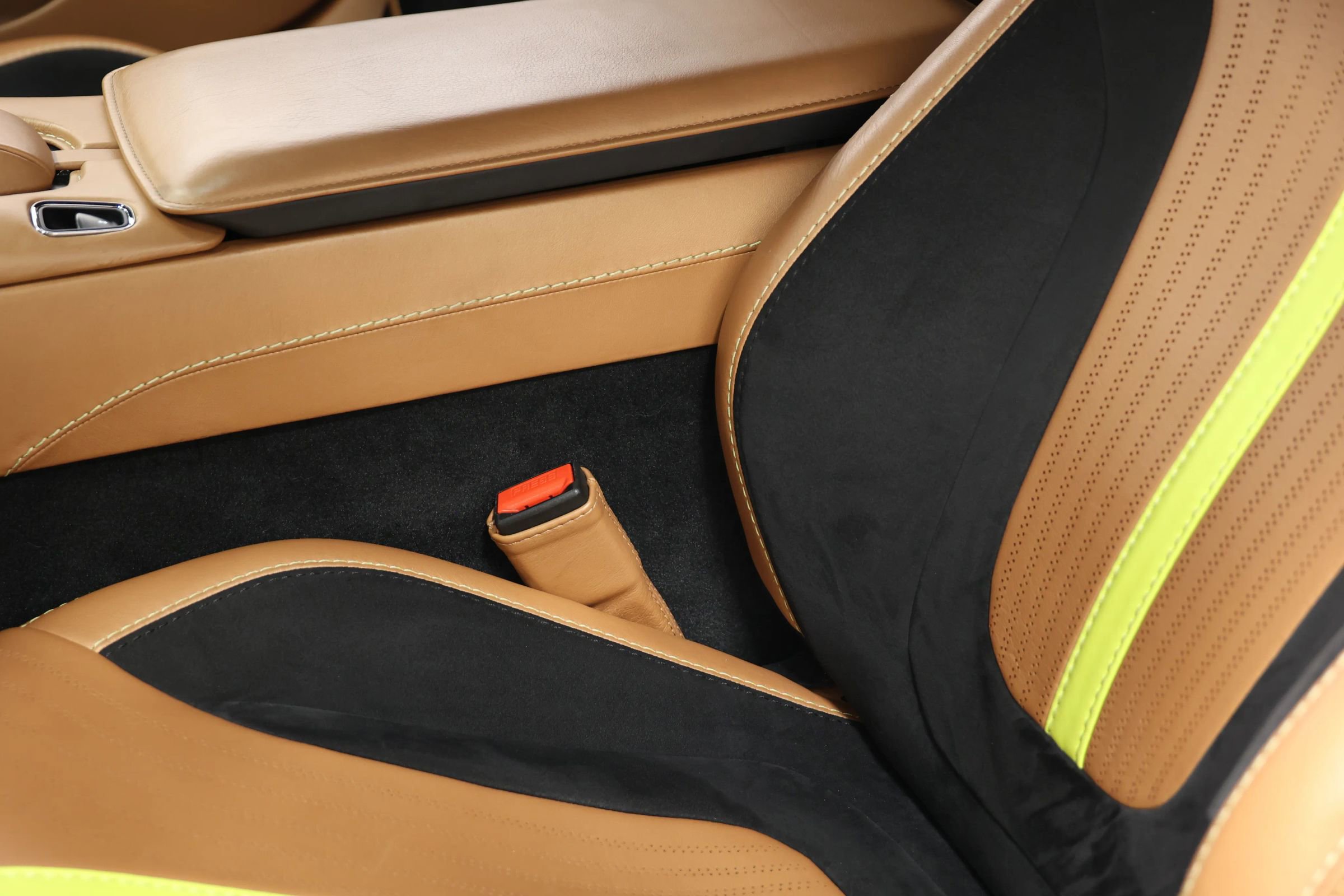 Used 2020 Aston Martin DB11 AMR image 19