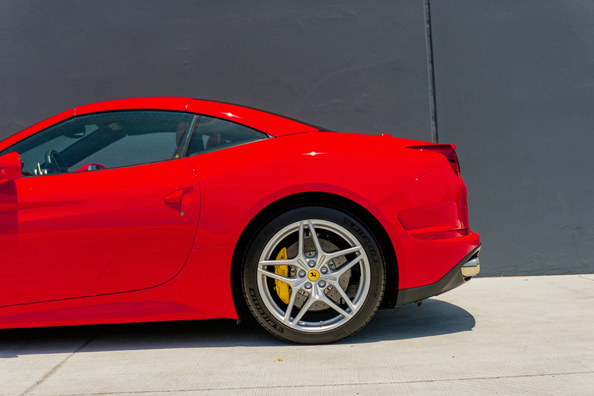 Used 2016 Ferrari California T RWD image 14